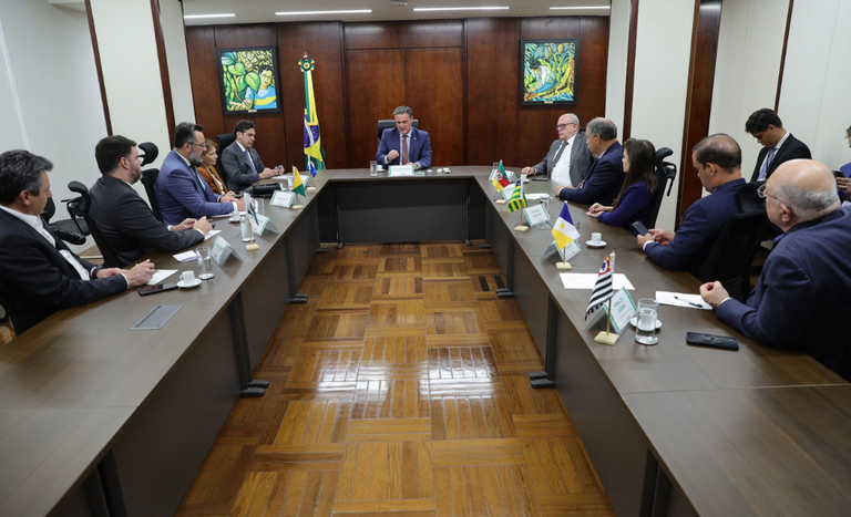  Ministro Fávaro se reúne com a FPA para detalhar medidas de auxílio ao agro