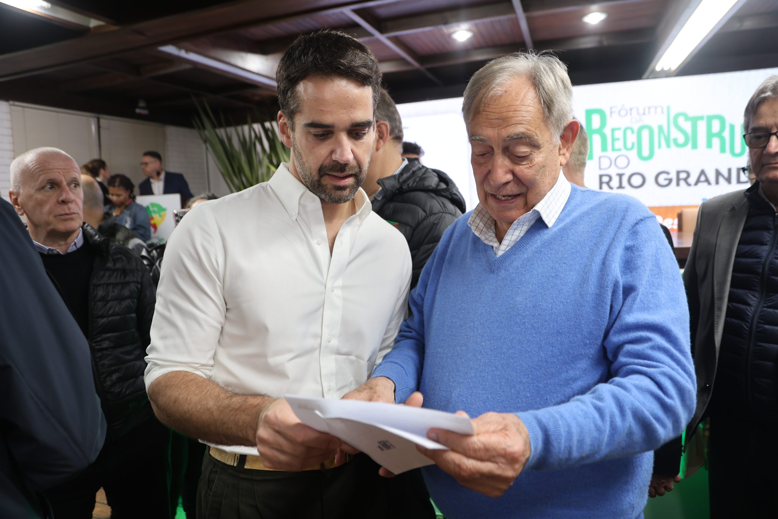 Claudio Bier entregou a Eduardo Leite um ofício e uma nota técnica apresentando os impactos do ICMS sobre a competitividade da indústria de arroz no RS. Foto: Dudu Leal