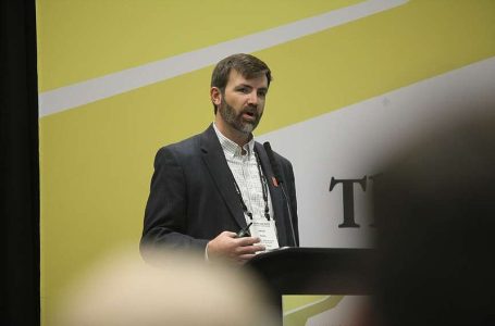 Jarrod Hardke, agrônomo de extensão de arroz da Divisão de Agricultura do Sistema da Universidade de Arkansas, apresenta o relatório de pesquisa e perspectivas de arroz do Arkansas de 2025 na USA Rice Conference no Statehouse Convention Center em Little Rock. (Especial para The Commercial/Ryan McGeeney/Divisão de Agricultura do Sistema da Universidade de Arkansas)