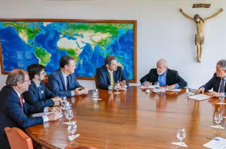 Lula se reúne com ministros para tratar as medidas para a redução do valor dos alimentos — Foto: Ricardo Stuckert / PR