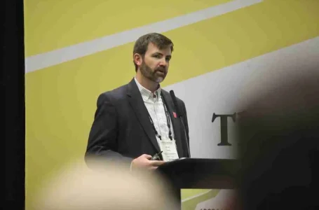 Jarrod Hardke, agrônomo de extensão de arroz da Divisão de Agricultura do Sistema da Universidade de Arkansas, discursa para os participantes da Conferência USA Rice Outlook de 2024 em Little Rock. (Foto da Divisão de Agricultura