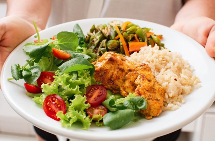 Merenda com arroz e feijão custa menos e é melhor que lanche