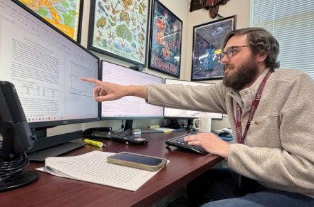 Ryan Loy, economista de extensão agrícola e professor assistente, fala sobre os esforços da coalizão BRICS+ para desdolarizar a economia global. (Foto da Divisão de Agricultura do Sistema da Universidade do Alabama por Mary Hightower)