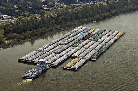 Barcaça movimenta cargas de arroz pelo Rio Mississippi no porto de Nova Orleans, Louisiana.