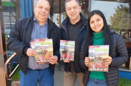 Valdir Brito, do Planeta Arroz  (ao centro) no lançamento da revista com o presidente do Irga, Rodrigo Machado, e a diretora Flávia Tomita.