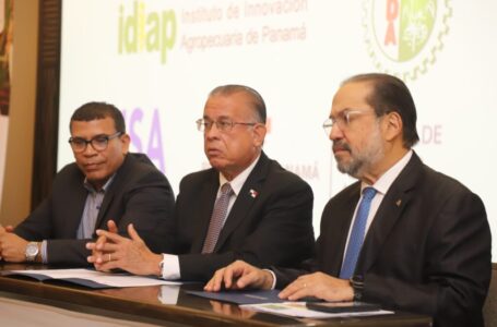 Ministro da Agricultura do Panamá e o diretor-executivo do FLAR, lançam as conferências do arroz