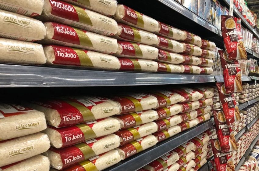 Abaixo de R$ 2: preço do arroz não para de cair nas prateleiras dos supermercados em SC