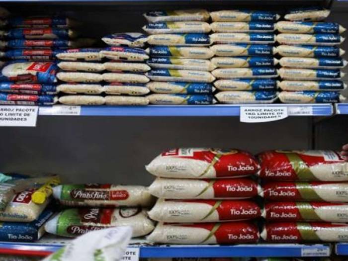  Brasileiro compra menos arroz, óleo e leite, em outubro