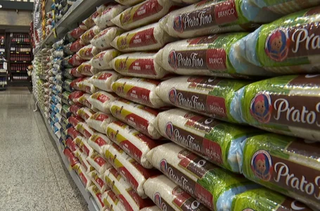 Nos supermercados de Mato Grosso, o preço do pacote de arroz de 5 kg varia entre R$26,99 e R$29,99 — Foto: Valdinei Malaguti/EPTV