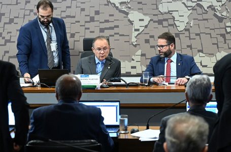O relator do projeto, Jorge Seif (à dir.), e o presidente da comissão, Zequinha Marinho, na reunião.
Carlos Moura/Agência Senado

Fonte: Agência Senado