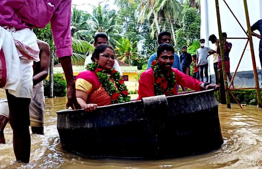  Em enchente, noivos indianos chegam ao casamento em panelão de arroz