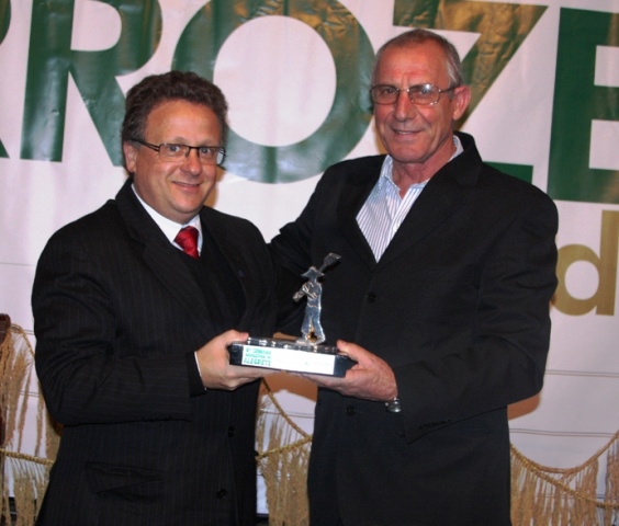  Claudio Pereira recebe o troféu O Taipeiro