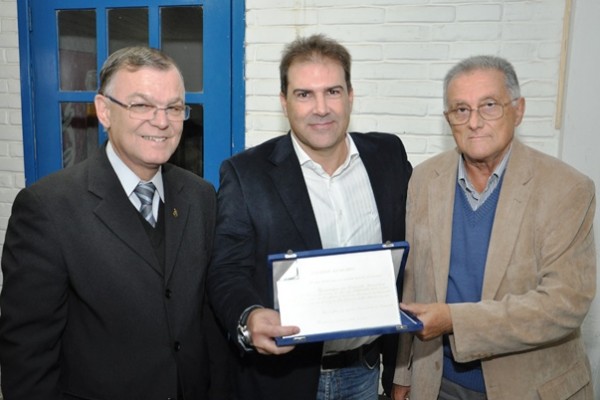  Fenarroz entrega placa comemorativa ao presidente do Sindarroz-RS