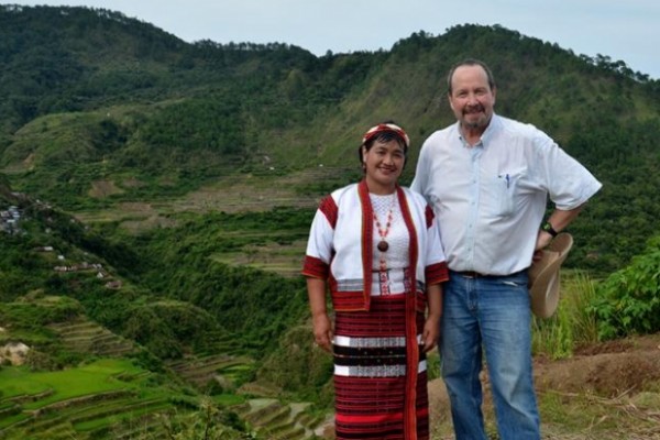 Glenn Stone, principal autor do estudo, com um agente de campo agrícola nas Filipinas