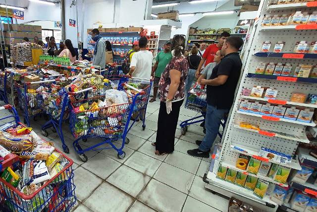  Supermercados restringem as vendas de alimentos